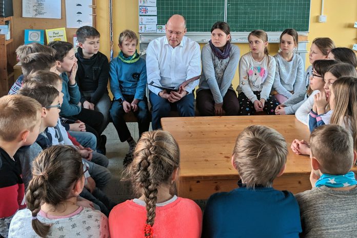 Vorlesen an der Velberter Grundschule Kuhstraße mit Peter Beyer. Fotorechte: Peter Beyer